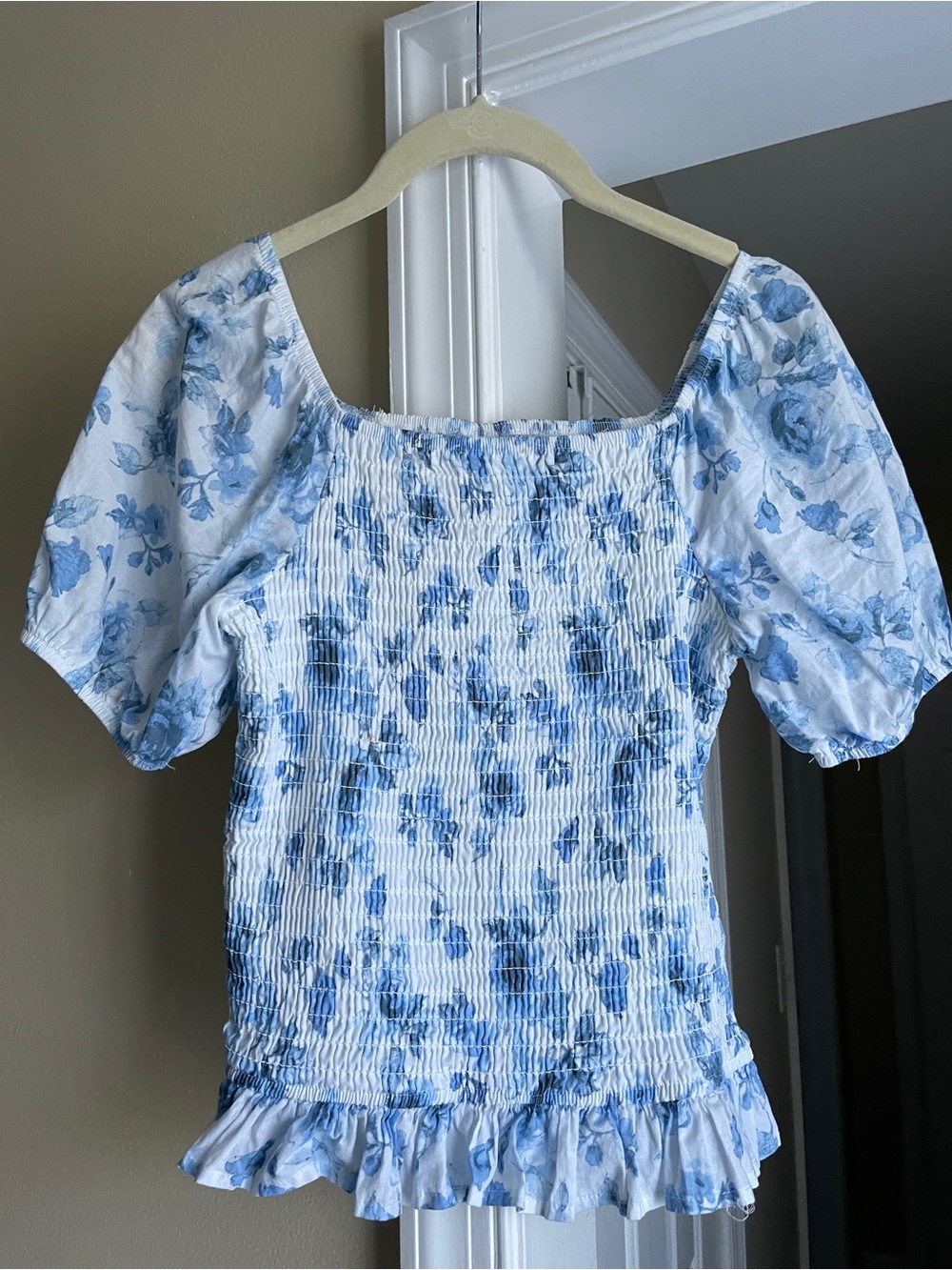 Art Class Girls Smocked Blue Floral Puff Sleeve Top - White & Blue